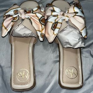 Womens size 7 (runs small) Sandles
